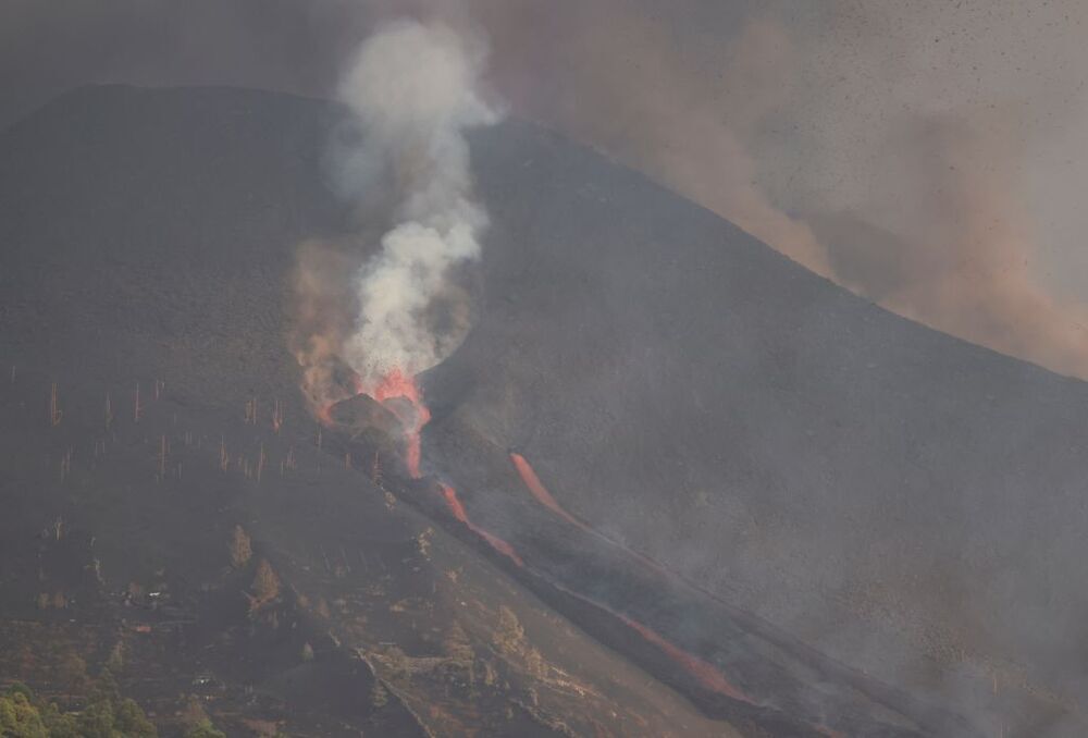 Se han abierto dos nuevas bocas eruptivas en el volcán de Cumbre Vieja
