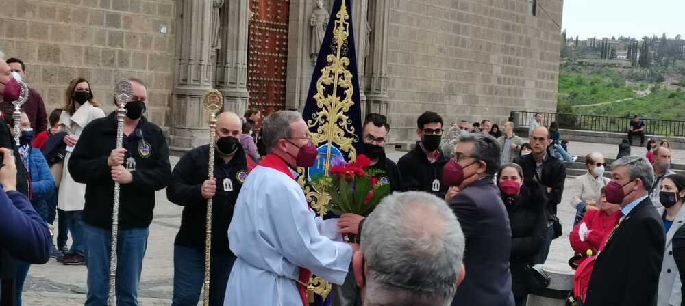 La Cofradía Hermandad del Santísimo Cristo de la Humildad entregó un ramo de flores como símbolo de buena sintonía entre ambas.
