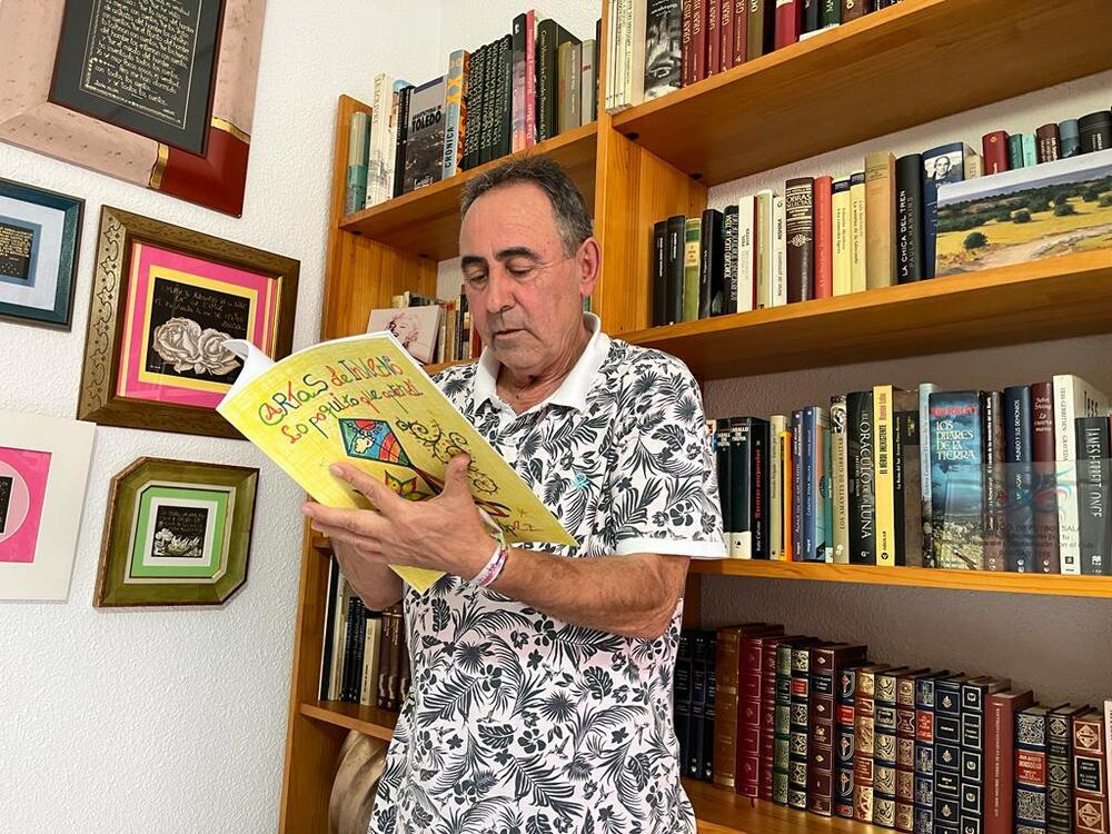 El escritor bargueño Adolfo López leyendo su último libro.