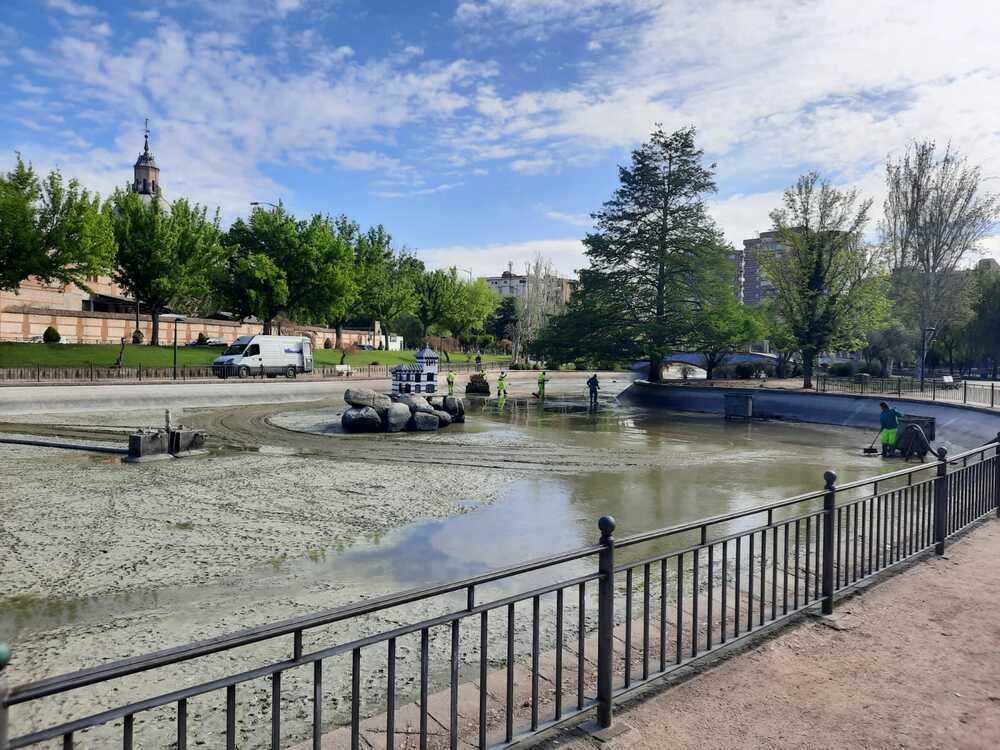 El Ayuntamiento vacía el lago de la Alameda para su limpieza