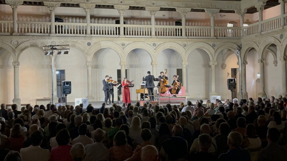 Uno de los puntos fuertes de una noche mágica fue el concierto ofrecido por Nereydas junto a la soprano María Espadas, dirigidos por el toledano Javier Ulises Illán, en el Patio Real de San Pedro Mártir.
