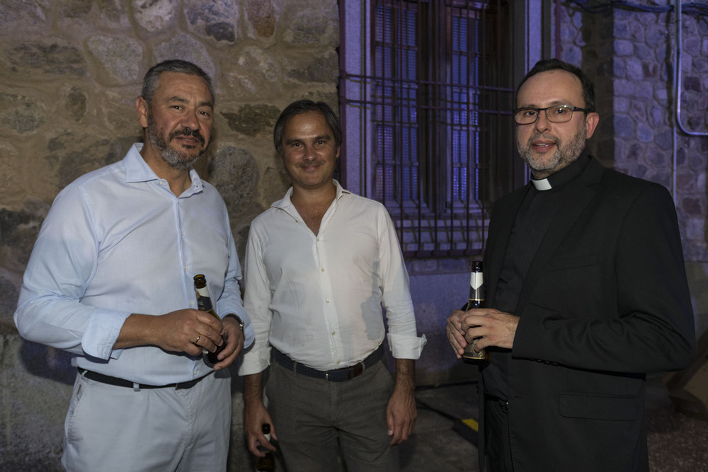 El capellán de la plaza de toros de Toledo, Josué García, junto a Nacho Lloret, empresario del coso.  / DAVID PÉREZ/YOLANDA LANCHA