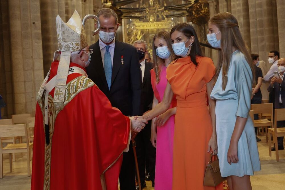 Los reyes, la princesa de Asturias y la infanta Sofía asisten a la ofrenda al apóstol Santiago  / LAVANDEIRA