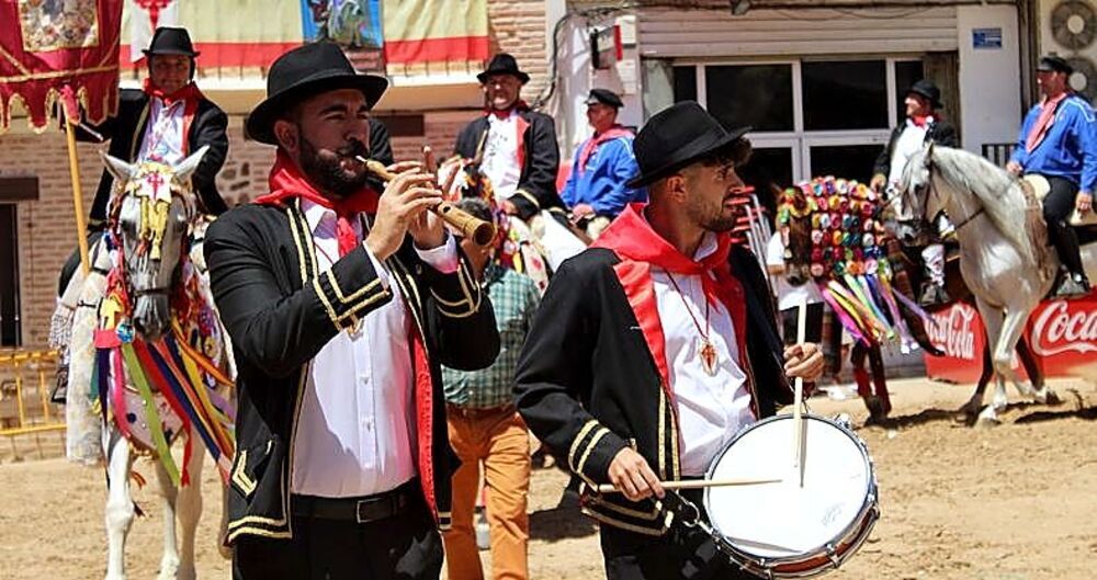 Antes de las carreras, los jinetes dan tres vueltas a la plaza al son de la dulzaina.