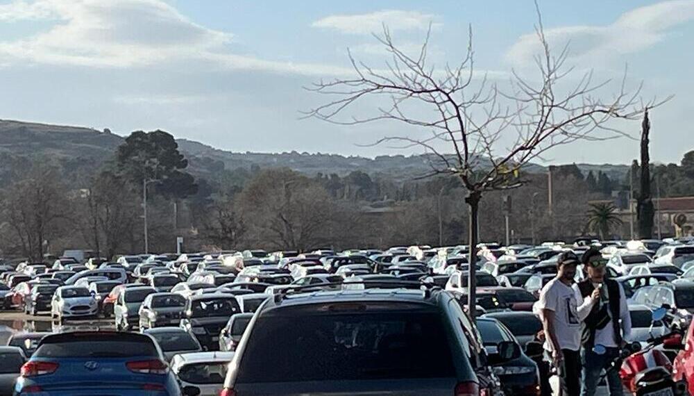 En el parking disuasorio de Santa Teresa no cabían más coches. 
