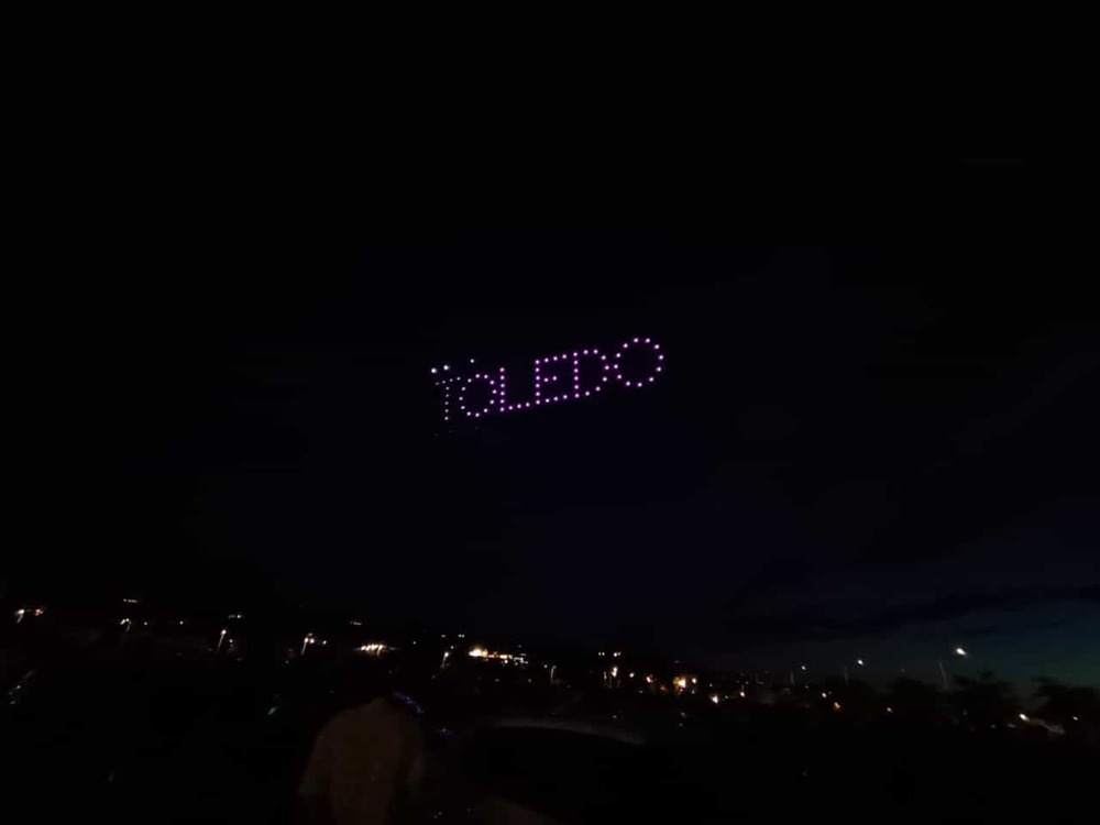 Un centenar de drones iluminan el cielo nocturno de Toledo