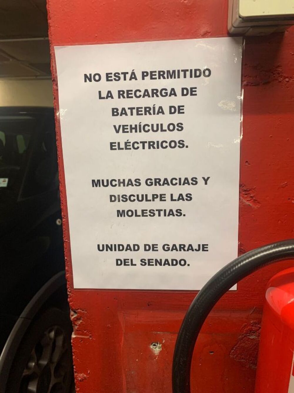 Cartel en el garaje del Senado con la prohibición de recargar los vehículos eléctricos.