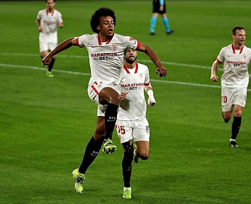 Jules Koundé celebra un gol con el club de Nervión. 