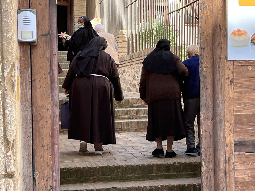 Las monjas de Santa Isabel de los Reyes ha salido al encuentro de las dos imágenes.