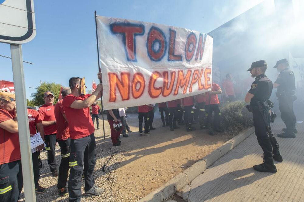Los bomberos inician su otoño de protestas contra Tolón
