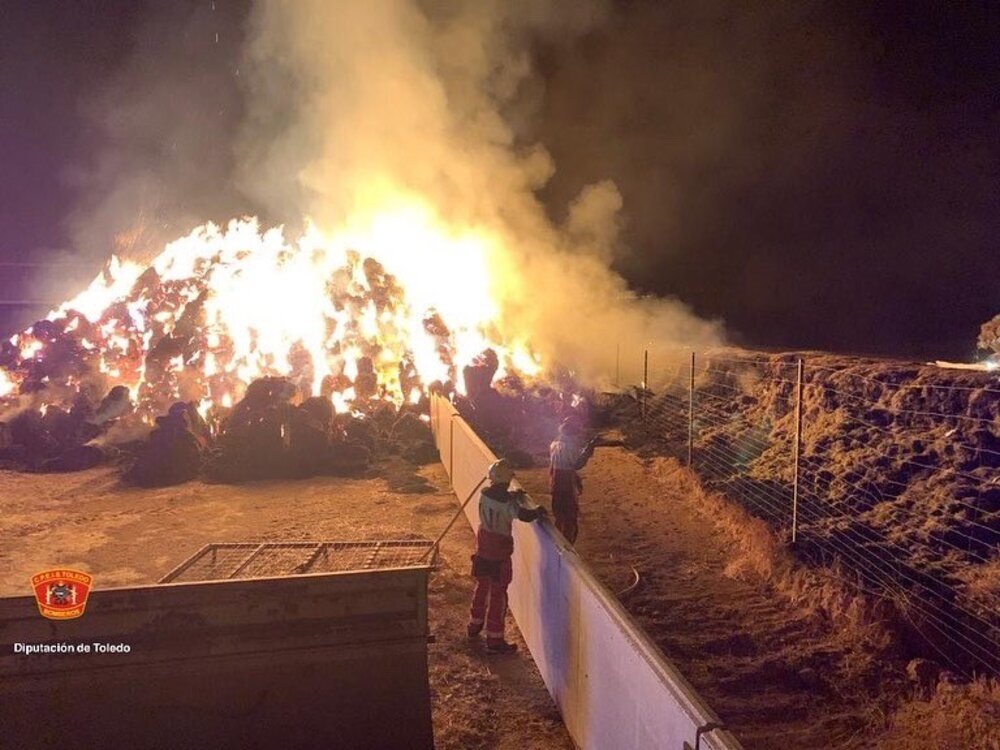 Un fuego arrasa casi los 150.000kg de paja en Los Yébenes
