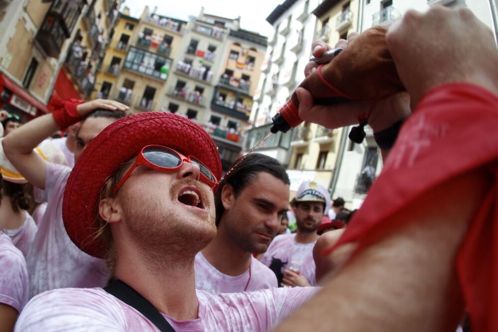 Ambiente antes del chupinazo de los Sanfermines y sus 204 horas de fiesta  / RODRIGO JIMÉNEZ