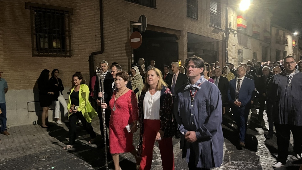 El presidente de la Diputación, Alvaro Gutiérrez, y la consejera de Educación, Rosana Rodríguez, procesionaria junto a la alcaldesa, Isabel Tornero. 