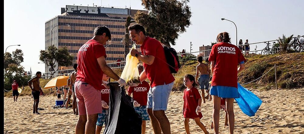 Imagen de una acción de recogida de residuos en una playa de Palma de Mallorca.
