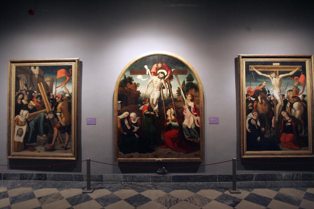 En el Museo de Santa Cruz hay 16 obras, entre ellas once de Correa de Vivar, pintor renacentista de Mascaraque, como este Descendimiento.