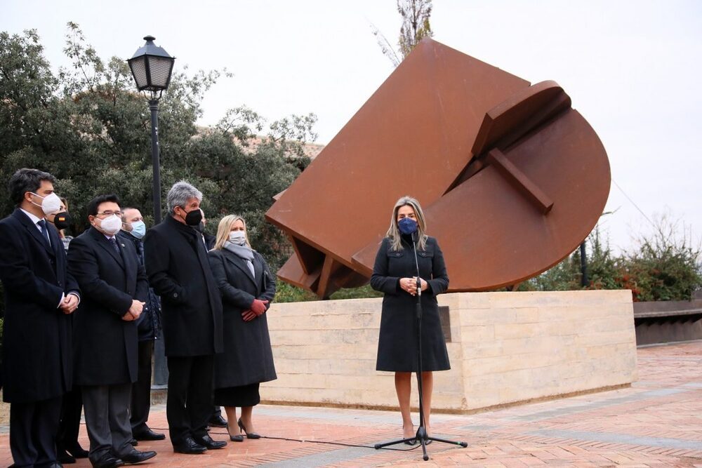 La alcaldesa de Toledo, Milagros Tolón, en la inauguración de la escultura en memoria de las víctimas de la covid-19.