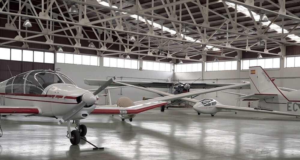 Existen dos hangares principales donde se encuentran las aeronaves aparcadas.