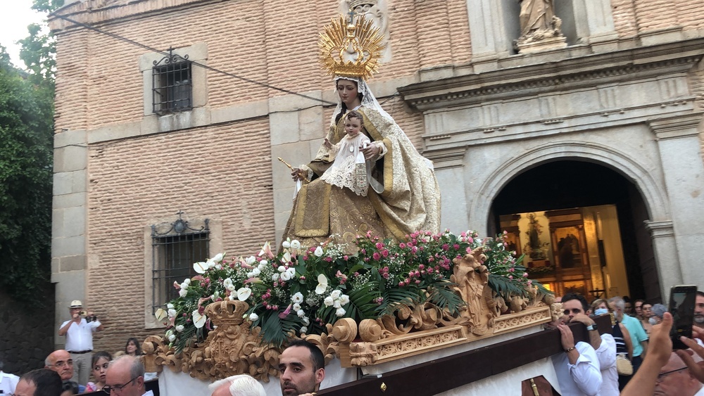 La Virgen del Carmen fue llevada a hombros por ocho cargadores. 