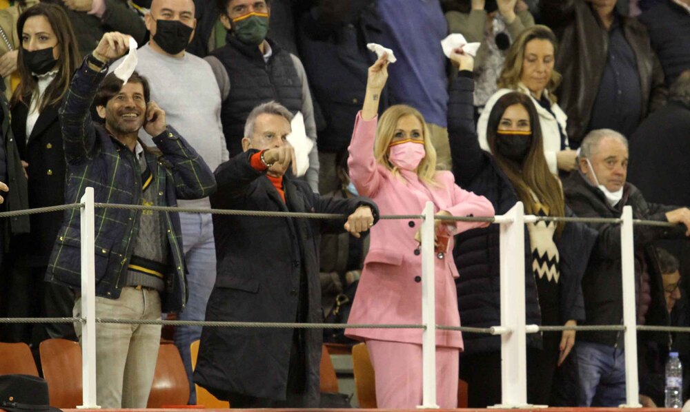 Josemi Rodríguez-Sieiro, Cristina Cifuentes e Isabel Rábago disfrutaron del festejo y pidieron los trofeos para Roca Rey.  / DOMINGUÍN