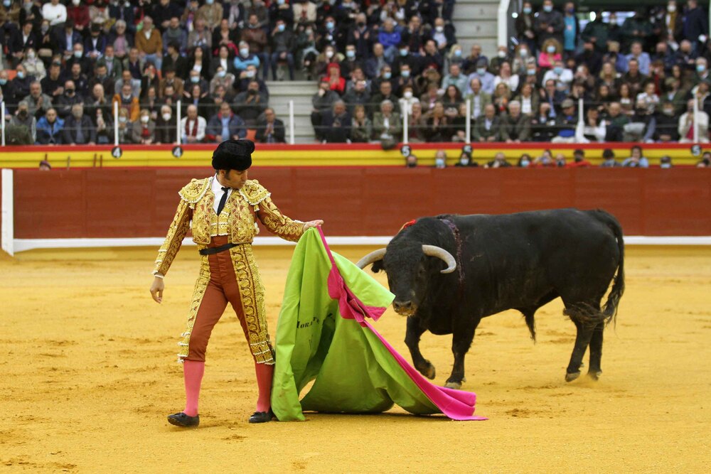 Morante remató con garbo el quite a su primero.  / DOMINGUÍN