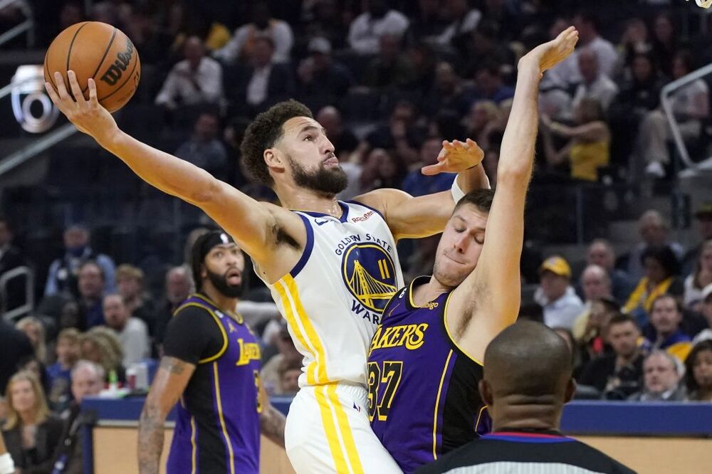 Los Angeles Lakers at Golden State Warriors  / JOHN G. MABANGLO