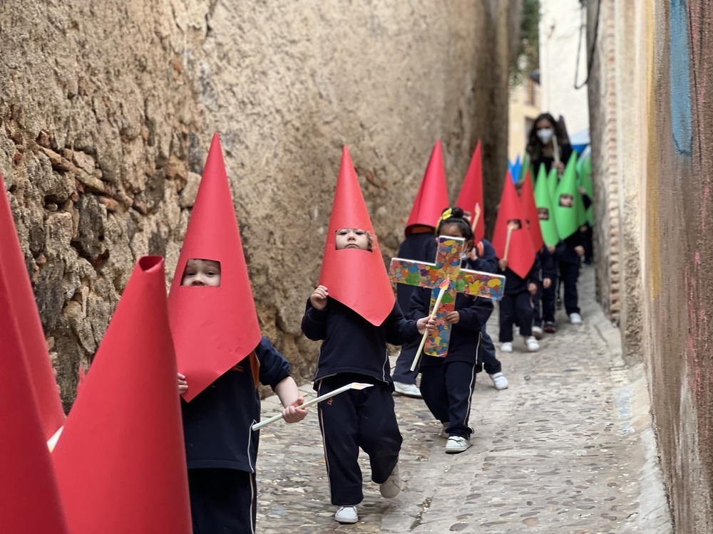 Los alumnos del Divina Pastora disfrutan 'a su paso'