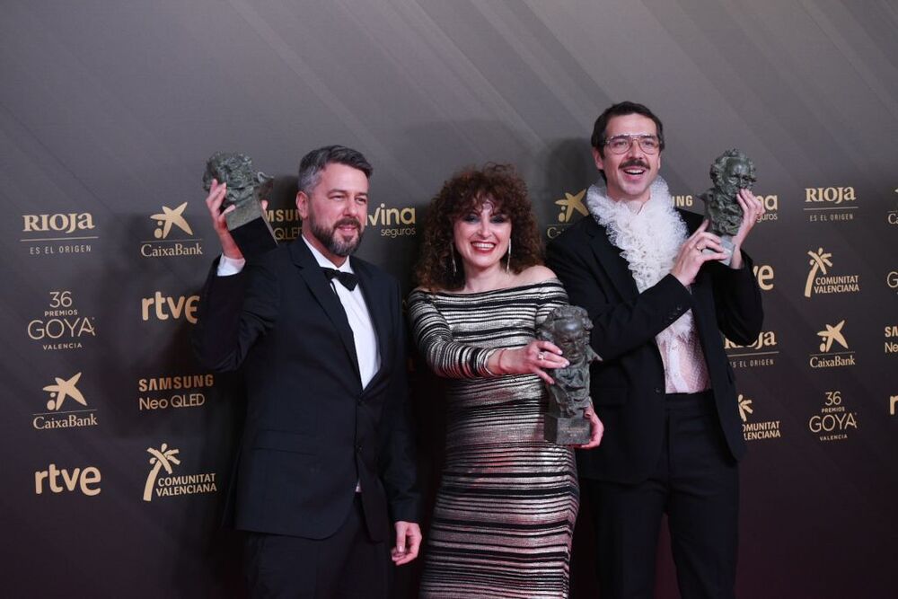 Benjamín Pérez, Sarai Rodríguez and Nacho Díaz posan con su Goya al Mejor maquillaje por 'Las leyes de la frontera'  / JORGE GIL
