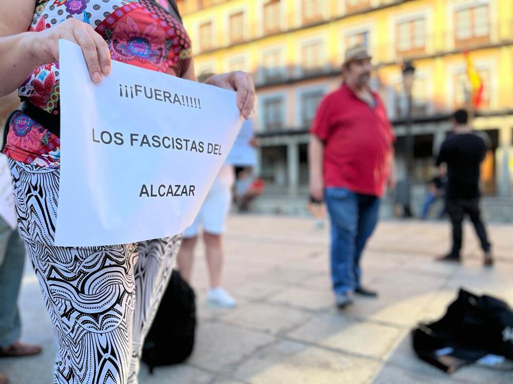 Fuera los fascistas golpistas del Alcázar de Toledo