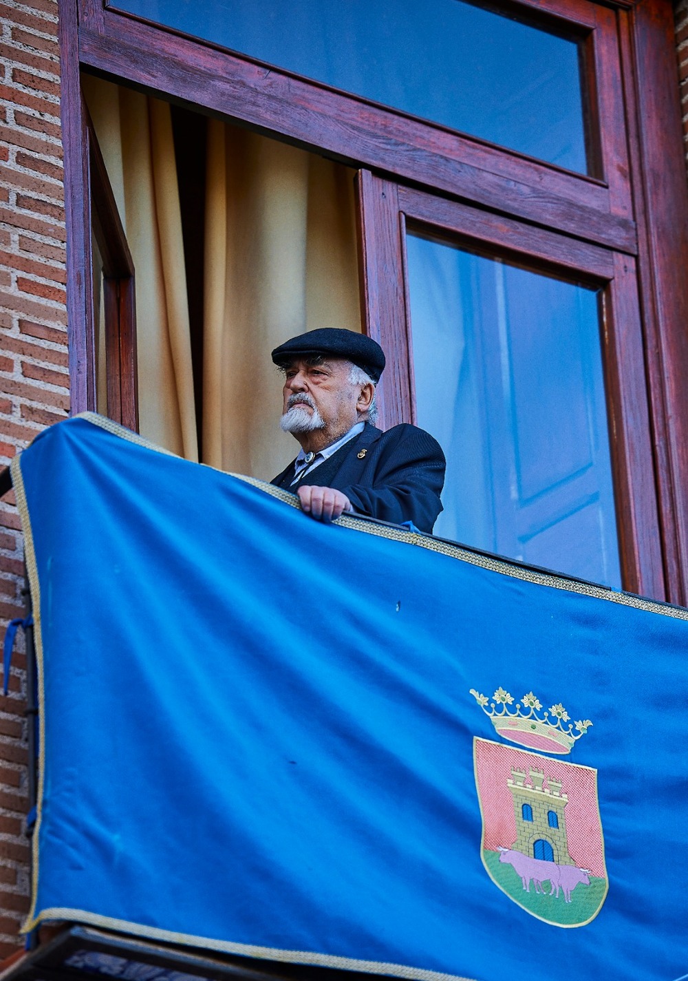 Ángel Ballesteros, mantenedor de las Mondas, sigue la salida del cortejo desde un balcón del Ayuntamiento.  / MANU REINO