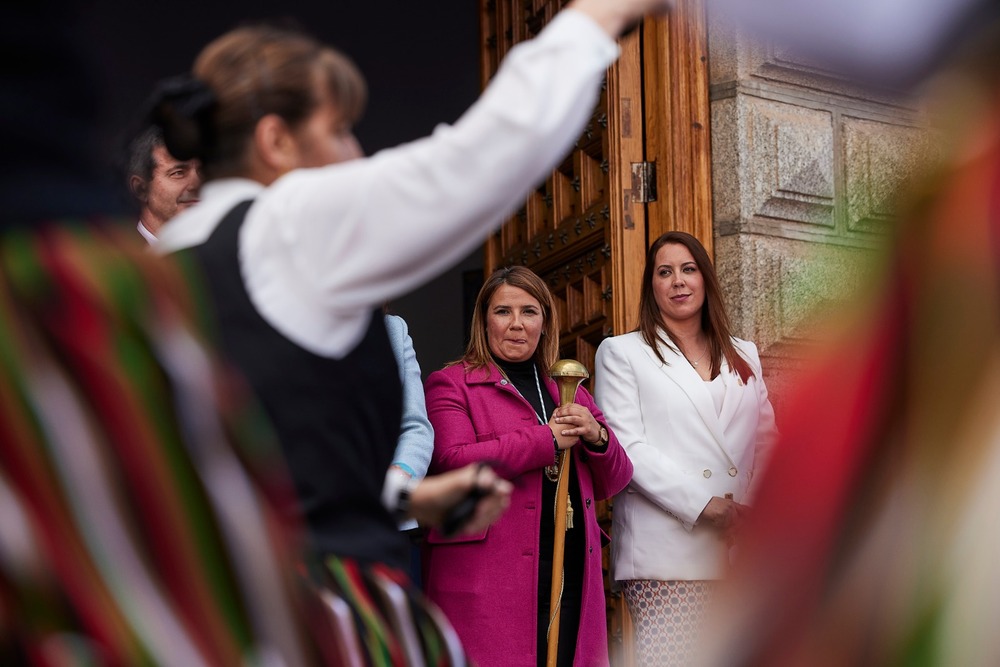 Las alcaldesas de Talavera y Gamonal siguen el paso del cortejo de Mondas.  / MANU REINO