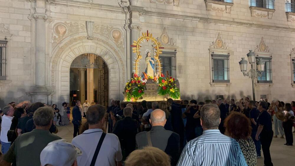 La Virgen del Alcázar a su llegada a la fachada norte del histórico edificio.