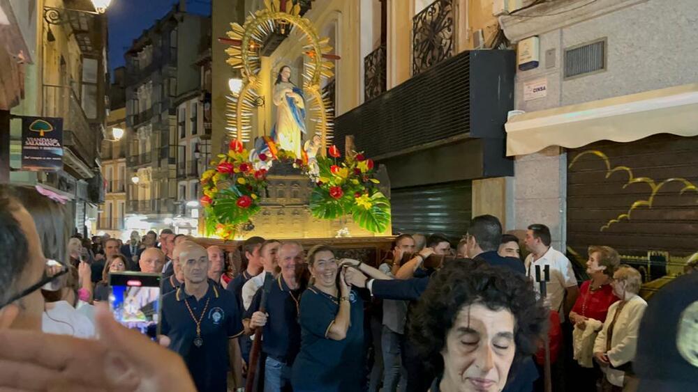 La portavoz de Vox en el Ayuntamiento de Toledo, María Ángeles Ramos, cargó el paso de la Virgen del Alcázar. 