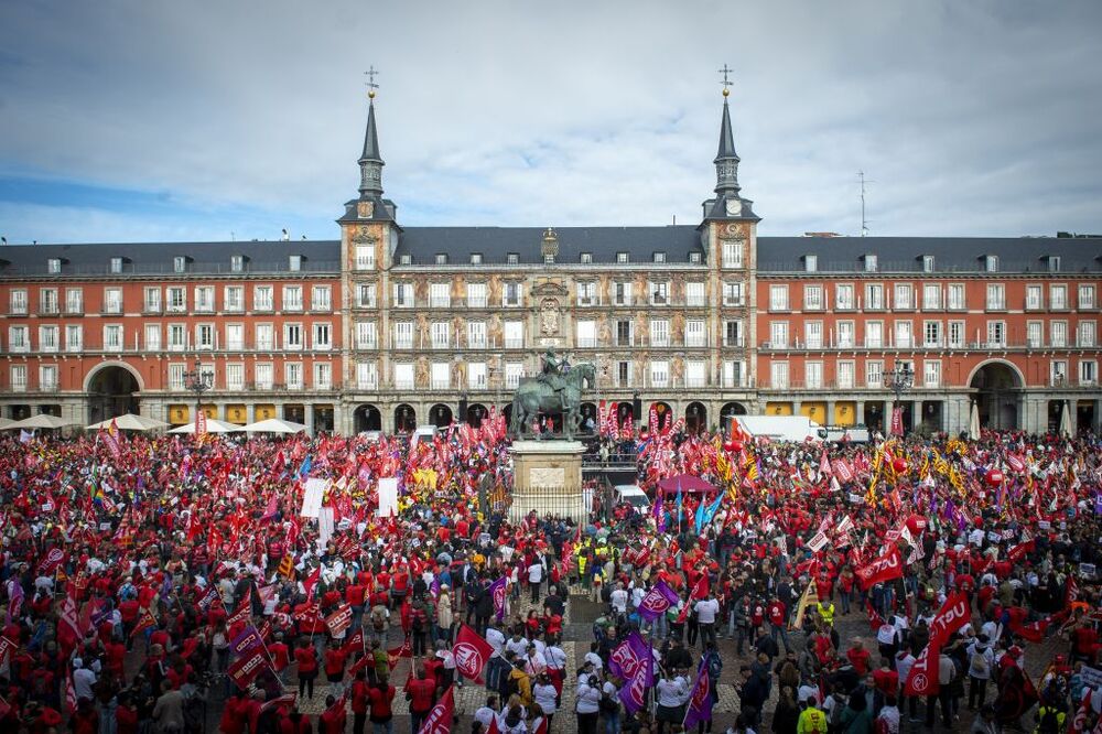 Movilización de CCOO y UGT para exigir a los empresarios que suban los salarios  / JUAN BARBOSA