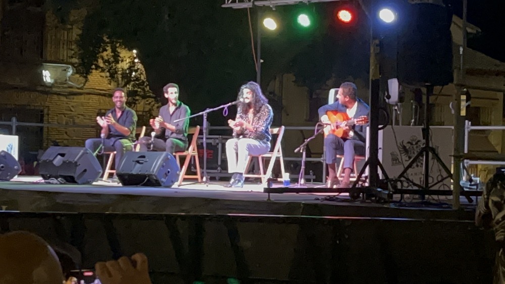 El cantaor toledano Israel Fernández y el guitarrista Diego del Morao actuaron en la noche de ayer en la plaza del Ayuntamiento.