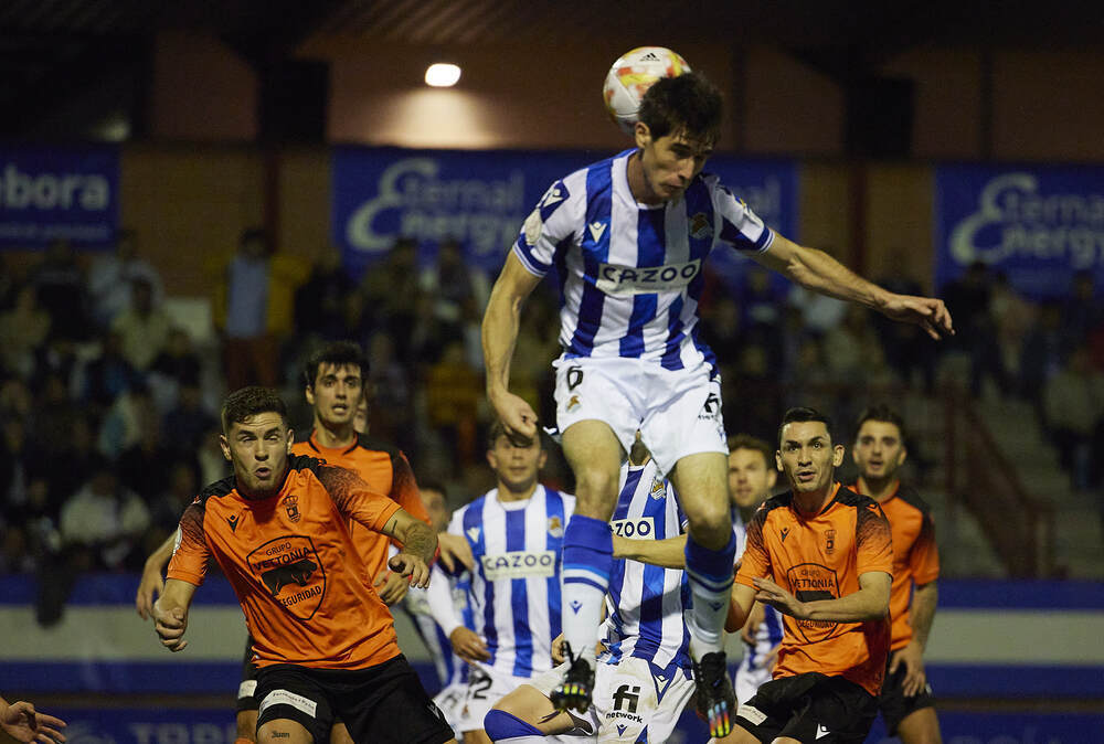 Aritz Elustondo salta ante varios jugadores del CD Cazalegas.