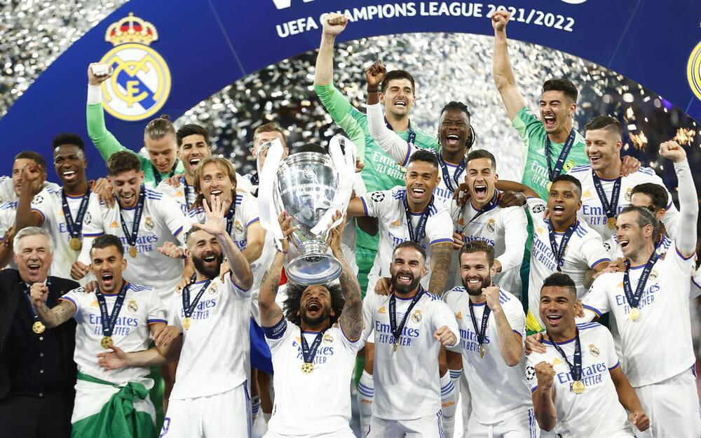 La plantilla Del Real Madrid levantó en París la decimocuarta. 