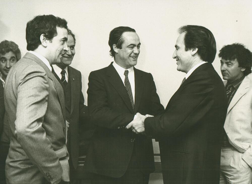 1985, con Pablo Tello, saludando a Manolo Escobar.