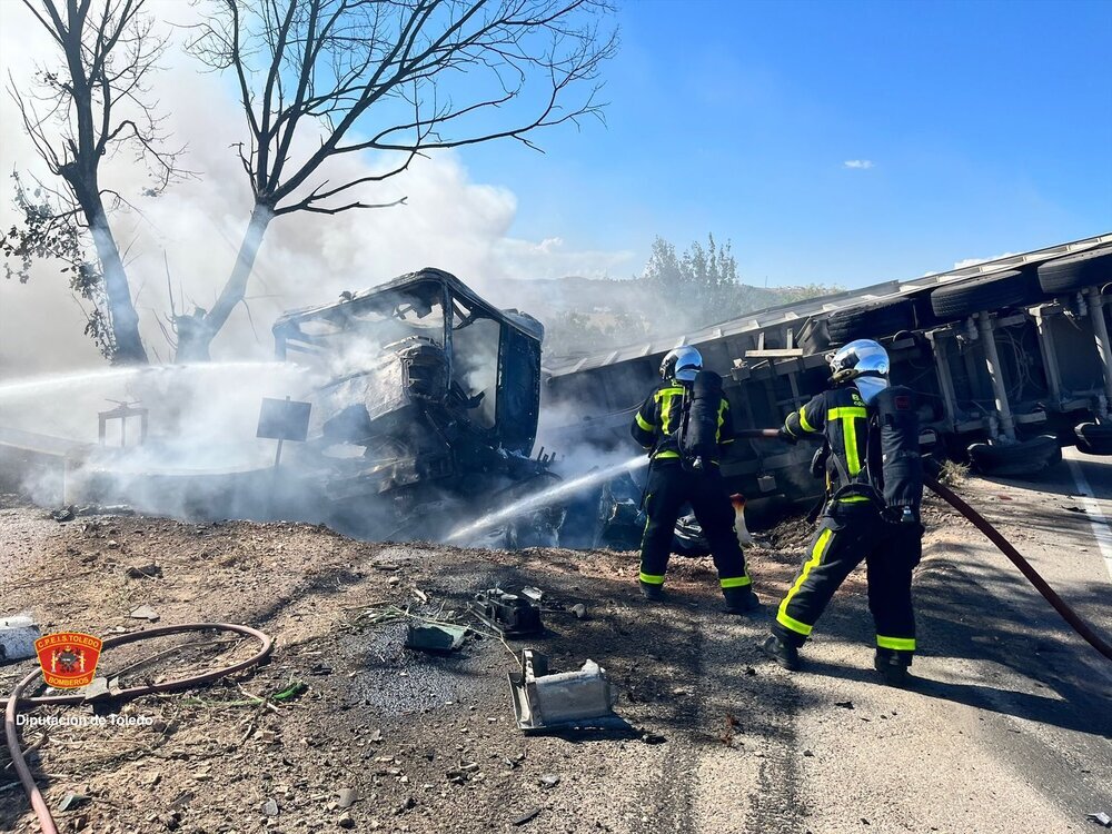 El fuego también afectó a la cabina del camión pero su conductro resultó ileso.