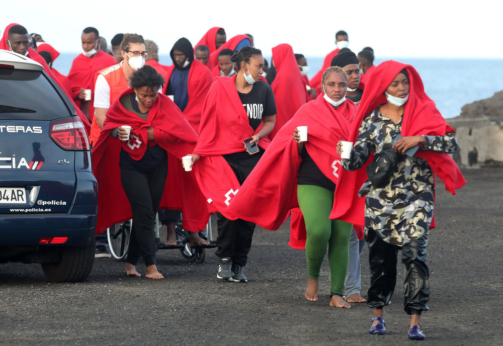Rescatan a 367 migrantes a bordo de ocho pateras en Canarias