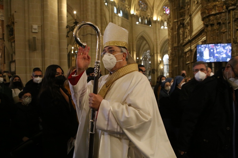 César García Magán imparte la bendición tras su ordenación episcopal.