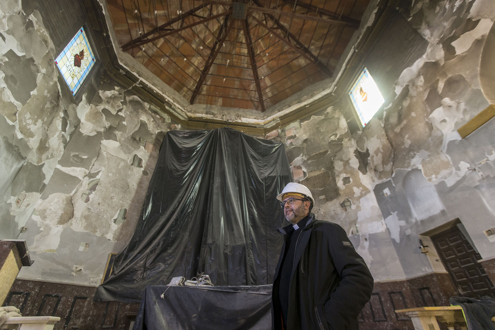 Josué García, párroco de Carranque, sigue muy de cerca los trabajos de restauración.