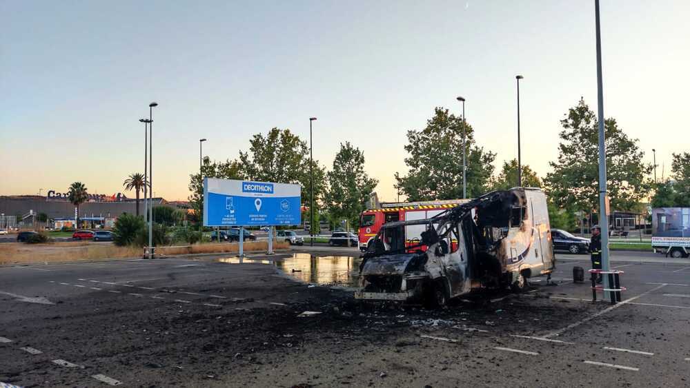 Arde una autocaravana en el aparcamiento de Decathlon