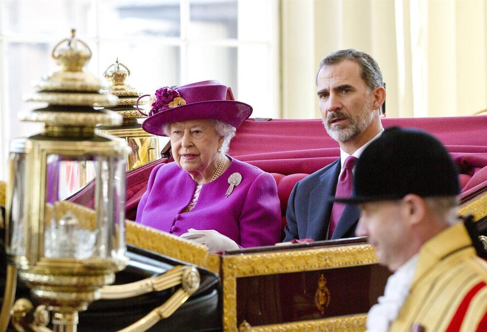 La reina Isabel II junto al Rey Felipe llegan en coche de caballos al Grand Hall del Palacio de Buckingham, en Londres, en la visita de estado realizada por los monarcas españoles en 2017 al Reino Unido.