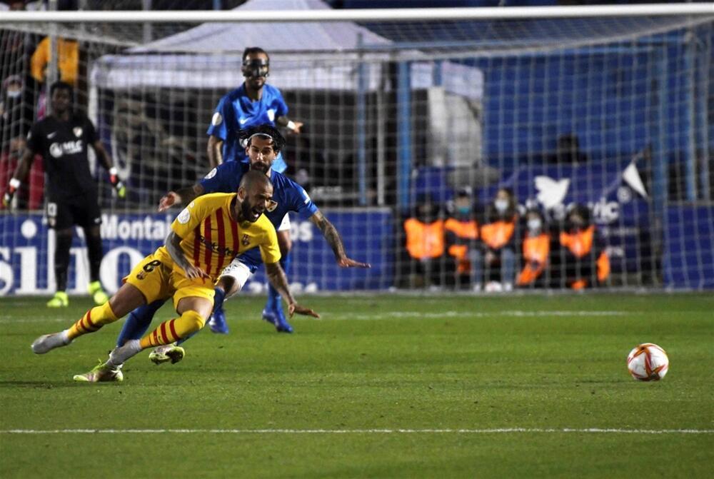 El delantero del Barcelona Ferrán Jutglá celebra con sus compañeros tras marcar el 1-2