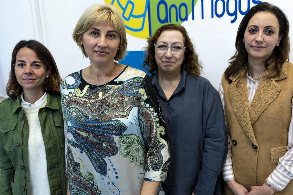 De izquierda a derecha, la directora pedagógica de ESO Sara Matilla, Halina Pylypchuk (madre ucraniana de un alumno del colegio), la directora del colegio, Sagrario Labrador y Maite Rodriguez es la orientadora.