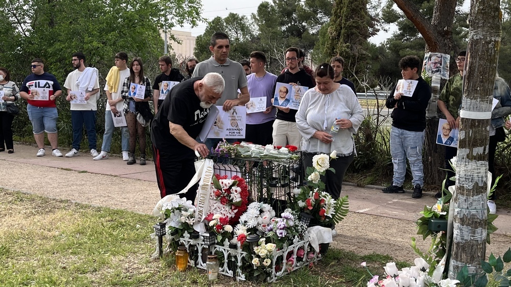 Los padres de Lorenzo depositan flores en el altar levantado en en lugar donde fue asesinado. 