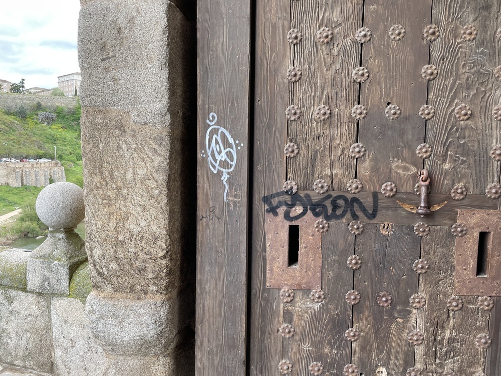 El vandalismo vuelve a cebarse con el puente de Alcántara