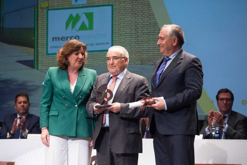 Antonio Atienza Lechuga, presidente de Mercomancha, recibe el Premio Empresarial 2022 de la provincia de Ciudad Real.