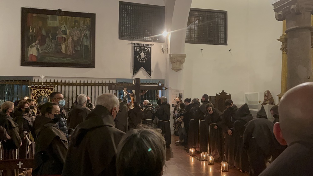 Las monjas de clausura del convento de Santa Isabel cantan al Cristo de la Buena Muerte.