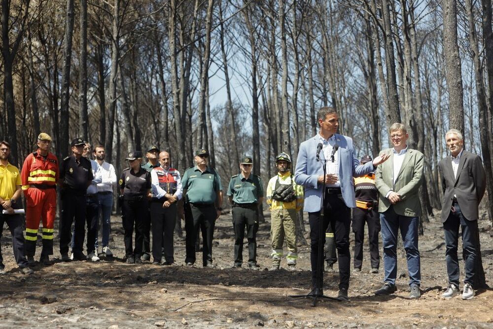 El presidente acudió al Alto Palancia, donde se han quemado 20.000 hectáreas, junto al ministro del Interior (d) y el líder de la Comunidad Valenciana (2d). 